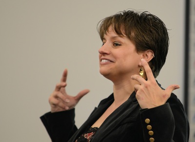 Photo of Dr. Beth Ribarsky, Professor in the UIS School of Communication & Media, teaching her COM class